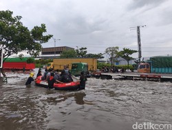 Cerita Relawan Bolak-balik Terjang Banjir demi Antar Pasien RSI Sultan Agung