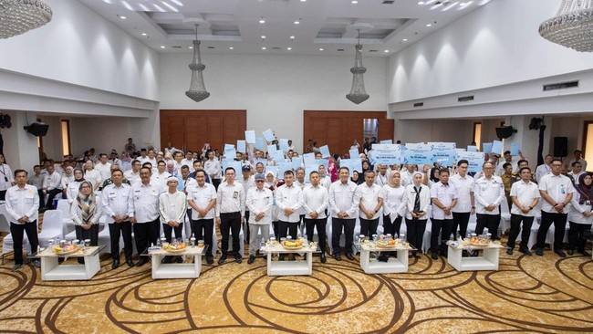 Bank bjb mendukung pertumbuhan UMKM dan akses pembiayaan perumahan melalui Akad Massal KUR 800.000 Debitur untuk memperkuat ekonomi nasional secara inklusif.