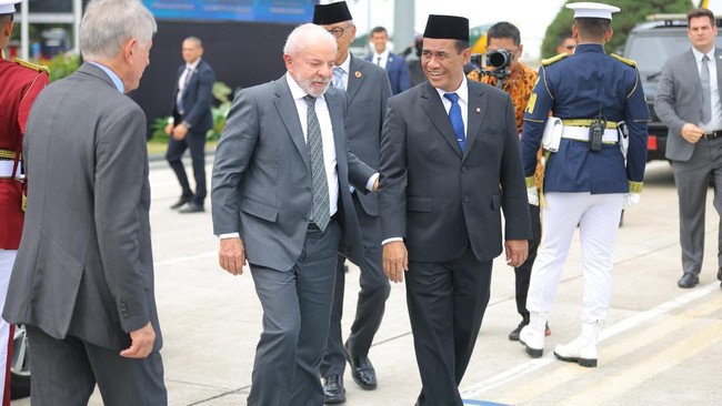 Mentan Amran Lepas Presiden Brasil, Eratkan Hubungan Kedua Negara Mentan Andi Amran melepas kepulangan Presiden Brasil, menegaskan hubungan strategis di bidang pertanian dan kerja sama ekonomi antara Indonesia dan Brasil.