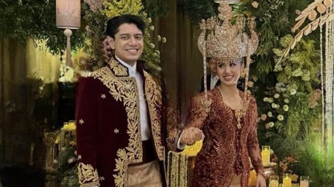 Momen Bersejarah Pernikahan Moshe Panjaitan dan Magisha Thohir Pernikahan Moshe Darron Panjaitan dan Magisha Afryea Thohir menjadi momentum bersejarah. Sejumlah pejabat tinggi hadir, termasuk Presiden Prabow Subianto.
