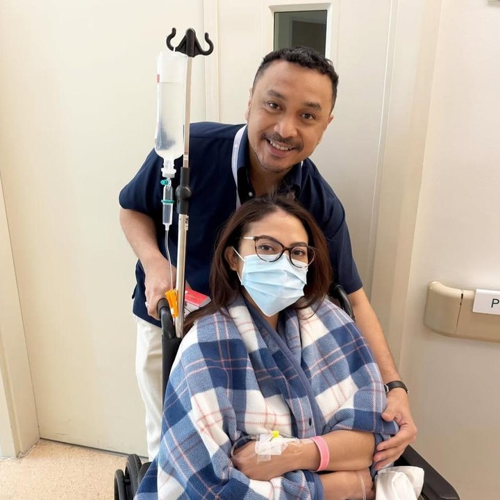 <p>Giring mengunggah foto saat menemani istri di rumah sakit. Melalui unggahan ini, Giring juga mengungkap kondisi sang istri yang mesti istirahat serta diminta untuk mengurangi kopi dan sambal. "Cepat sembuh, @cynthiaganesha kekasihku. Alam semesta meminta tubuhmu untuk istirahat sebentar (dan kurangi makan sambel dan minum kopinya), doakan aku berangkat tugas hari ini," tulis Giring. (Foto: Instagram @giring/ @cynthiaganesha)</p>