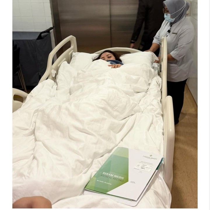 <p>Unggahan Giring ini banyak dibanjiri doa dari netizen. Mereka menyampaikan doa untuk kesembuhan Cynthia. "Semoga lekas sembuh bu @cynthiaganesh," tulis akun @ij***. "Semoga lekas sembuh mbak @cynthiaganesha dan bisa beraktivitas kembali," ungkap @do***. "Cepat sembuh Kak Cyntia, dan pulih kembali," ungkap akun @bi***. (Foto: Instagram @giring/ @cynthiaganesha)</p>