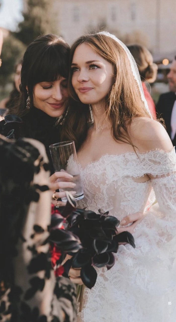 Dakota Johnson kenakan gaun bridesmaid warna hitam. Penampilannya stunning dan romantis.
