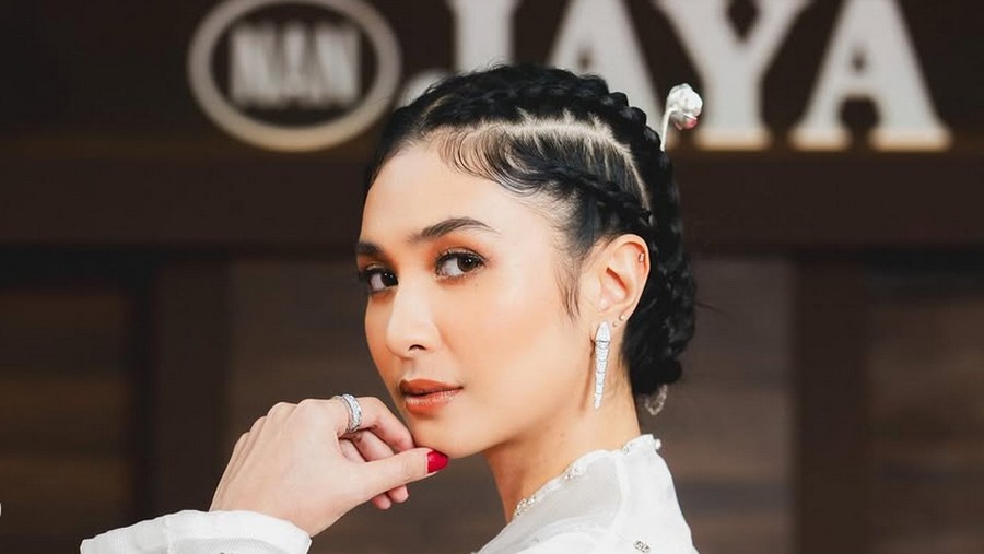 Eva Celia dan Mikha Tambayong di premiere film 'Abadi Nan Jaya'&period;