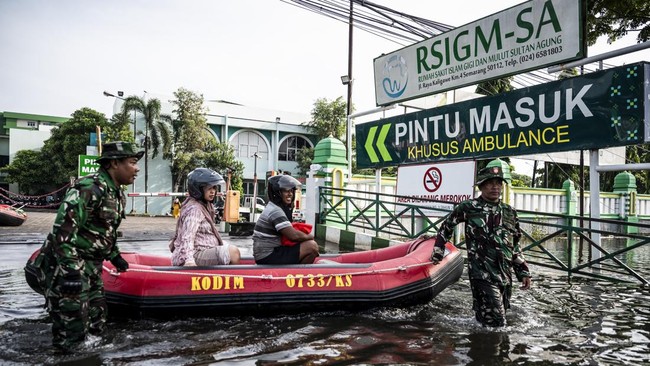 3 Hari Berlalu, Jalur Pantura Kaligawe Semarang Masih Dikepung Banjir Banjir masih mengepung Semarang Jawa Tengah yang menggenangi Jalan Kaligawe sejak Rabu (22/10) hingga Jumat (24/10).