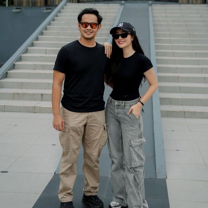 <p>Febby mengikuti latihan menembak dengan didampingi oleh suaminya Drajad Djumantara, Bunda. Suami Febby sudah terlatih dalam latihan menembak karena profesinya sebagai perwira polisi. Selama latihan ini, Febby tampaknya mendapat arahan langsung dari sang suami. (Foto: Instagram @febbyrastanty)</p>