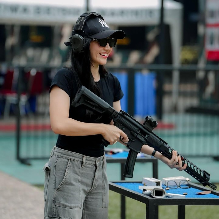 <p>Febby Rastanty dikenal sebagai artis yang suka melakukan aktivitas cukup menantang. Setelah sempat belajar drifting mobil, baru-baru ini Febby mencoba aktivitas baru yang tak kalah menantang, yakni latihan menembak. (Foto: Instagram @febbyrastanty)</p>