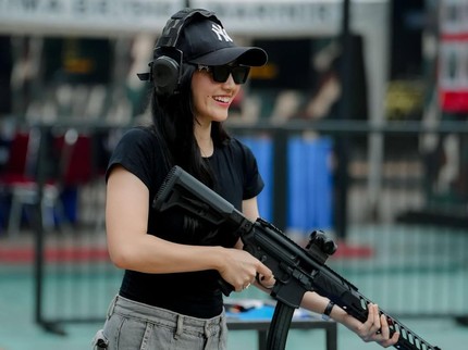 Keren! Intip Potret Gaya Febby Rastanty Latihan Menembak Bareng Suami Polisi