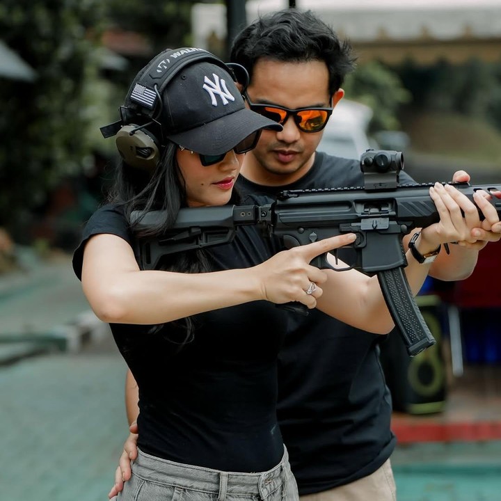 <p>Febby mengikuti latihan menembak dengan didampingi oleh suaminya Drajad Djumantara, Bunda. Suami Febby sudah terlatih dalam aktivitas menembak karena profesinya sebagai perwira polisi. Selama latihan ini, Febby tampaknya mendapat arahan langsung dari sang suami. (Foto: Instagram @febbyrastanty)</p>
