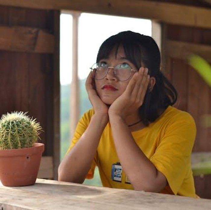 Orang intuitif punya kemampuan alami untuk mengenali kapan otaknya mulai lelah dan pikirannya mulai kabur. Alih-alih memaksakan diri terus bekerja tanpa arah, mereka memilih berhenti sejenak untuk mendengarkan bisikan hati.