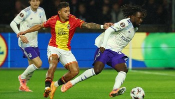 FOTO: Dean James Bawa Go Ahead Eagles Sikat Aston Villa