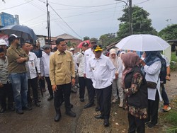 Warga Curhat Jalan Desa di Pandeglang Rusak 30 Tahun, Andra Janji Perbaiki