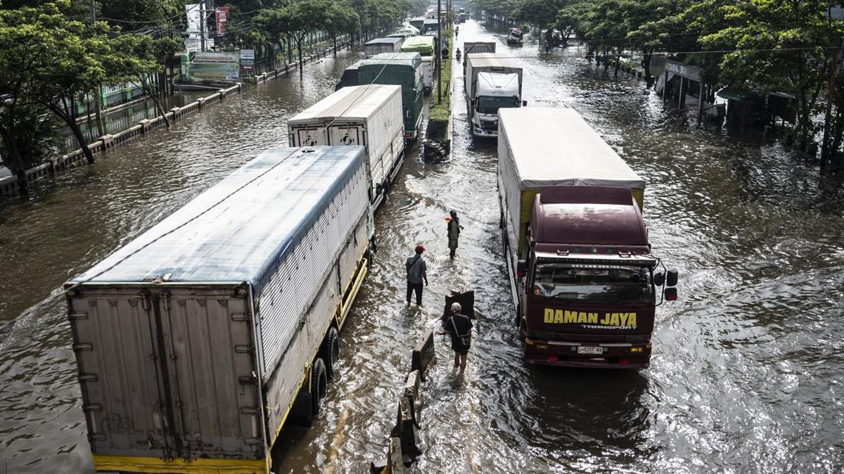 Banjir Rendam Pantura Semarang, Macet 15 Kilometer