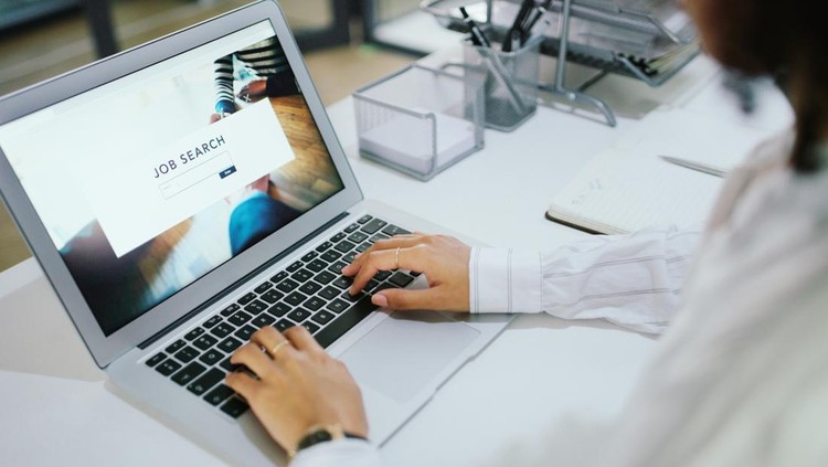 Ilustrasi lowongan kerja Shot of an unrecognisable businesswoman using a laptop to search for job vacancies