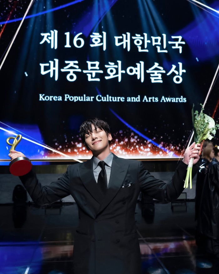 Ji Chang Wook mengekspresikan kebahagiaannya mendapatkan penghargaan Minister of Culture, Sports, and Tourism’s Commendation dengan merentangkan kedua tangan yang memegang piala dan bunga./ Foto: instagram.com/jichangwook_archive