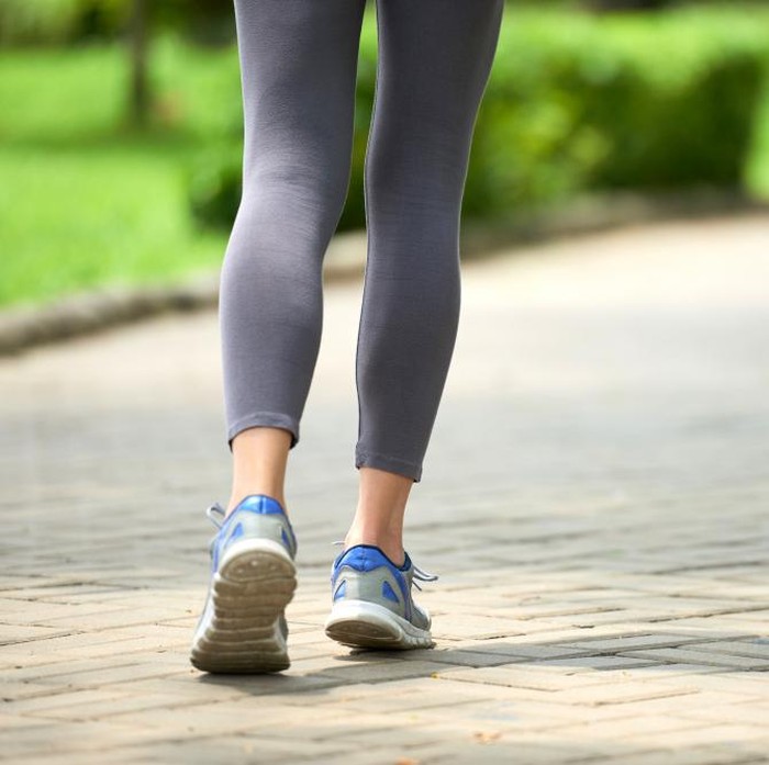Banyak orang sudah rutin jalan kaki tapi berat badannya tak kunjung turun. Ternyata, ada beberapa kebiasaan kecil yang tanpa disadari membuat pembakaran kalori jadi tidak optimal. Dengan mengenali kesalahan saat berjalan, kamu bisa memperbaiki teknik dan mendapatkan hasil yang lebih efektif.