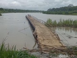 Jembatan Apung Bikinan Juragan Tahu di Kali Progo Putus Diterjang Banjir