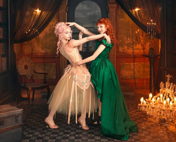 Kostum Halloween 2025: seria Wednesday. Agnes tampil dalam nuansa gothic, sedangkan Enid punya aura ceria/Foto: instagram.com/cinemabravoph