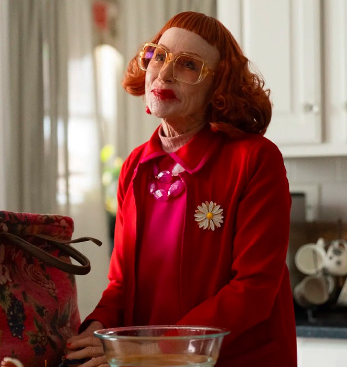 Kostum Halloween 2025: Weapons. Punya aura creepy tapi tetap punya gaya yang misterius dan elegan/Foto: ew.com