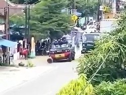 Viral Rantis Brimob Dilempari Batu Saat Penggerebekan Bandar Narkoba di Palu