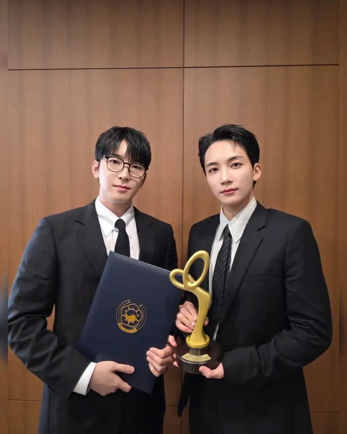Melebarkan penyebaran budaya K-Pop, SEVENTEEN turut menerima penghargaan Presidential Commendation dengan diwakili Wonwoo dan Jeonghan yang mendapatkan izin dari militer karena semua member aktif SEVENTEEN sedang melaksanakan tur./ Foto: soompi.com