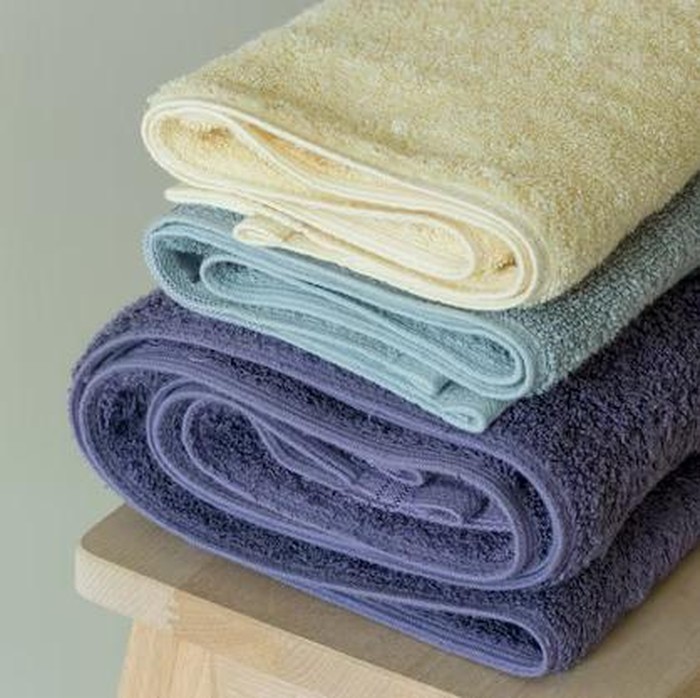 Melipat handuk dengan rapi adalah hal kecil dalam bersih-bersih yang menenangkan. Setiap lipatan yang presisi bisa membawa rasa damai dan kebanggaan tersendiri.