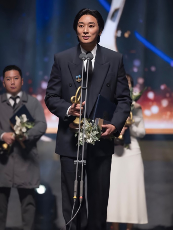 Menangkan penghargaan yang sama dengan Park Bo Young, Blitzway Entertainment juga mempublikasikan momen Ju Ji Hoon naik ke atas panggung untuk menerima piala Prime Minister's Commendation./ Foto: instagram.com/blitzway_ent