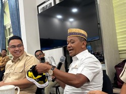 Momen Bahlil Pamer Pakai Sepatu ESDM Buatan UMKM: Harganya Rp 250 Ribu Momen Bahlil Pamer Pakai Sepatu ESDM Buatan UMKM: Harganya Rp 250 Ribu