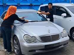 Samsat Serang Tempel Stiker ke Mercy Telat Bayar Pajak