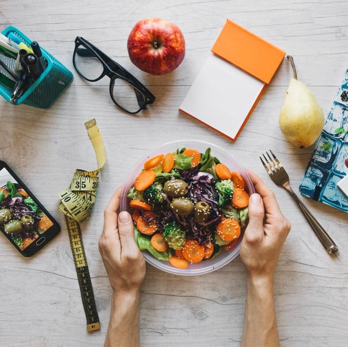 Banyak orang rajin jalan kaki setiap hari, tapi hasilnya tak terlihat karena pola makan dan gaya hidupnya masih berantakan. Tanpa mengatur asupan kalori dan kebiasaan sehat, usaha jalan kaki hanya akan jadi rutinitas tanpa hasil nyata.