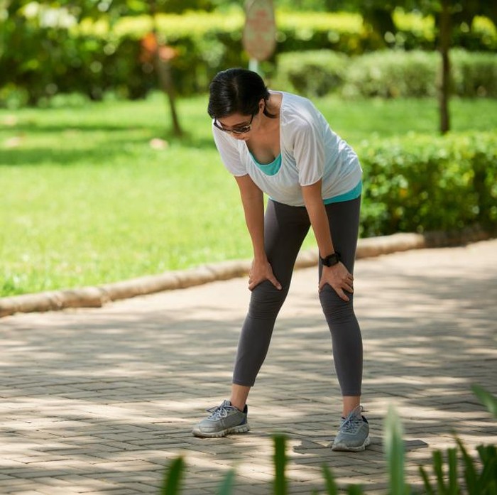Langkah dan postur tubuh yang salah saat berjalan bisa membuat pembakaran kalori tidak maksimal. Jika tubuh terlalu membungkuk atau langkah terlalu pendek, otot tidak bekerja optimal sehingga berat badan sulit turun.
