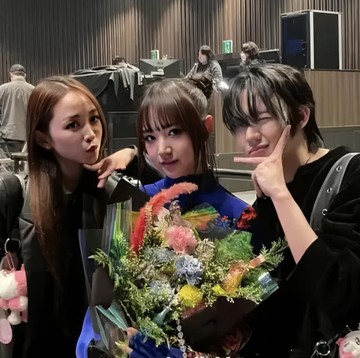 Saling Dukung, Dita Karang dan Loudi Saksikan Comeback Showcase Kim VVUP!