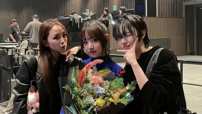 Saling Dukung, Dita Karang dan Loudi Saksikan Comeback Showcase Kim VVUP!