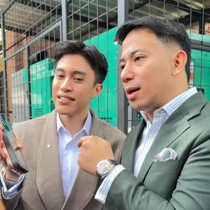 <p>Baru-baru ini, momen lucu terjadi saat keduanya sedang ditemui oleh awak media. Saat Riphat Senikentara tengah berbicara, ia tak sengaja memamerkan jam tangannya yang mewah. Enggak mau kalah, Sangun Ragahdo langsung ikutan pamer jam tangannya juga, Bunda. "Digoyang gini kali ya tangan gue biar pada ngeh sama jam gue," kata Ragahdo lewat Tiktok pribadinya. (Foto: Tiktok @ragahdo)</p>