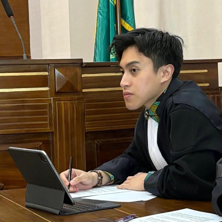 <p>Sangun Ragahdo merupakan putra dari pengacara senior Henry Yosodiningrat dan artis&nbsp;lawas&nbsp;Yayuk Suseno. Sejak beberapa waktu lalu, ia sudah sering menjadi pembicaraan dan viral di media sosial. Di usia muda, ia sudah mengantongi gelar doktor hukum dan aktif mendampingi berbagai perkara, Bunda. (Foto: Instagram @ragahdo)</p>