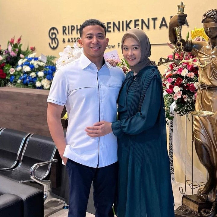 <p>Sementara Riphat Senikentara dikenal publik sebagai suami dari artis Poppy Bunga. Pasangan ini menikah pada 17 November 2013 dan kini sudah dikaruniai dua orang anak, Bunda. (Foto: Instagram @riphatsenikentara)</p>