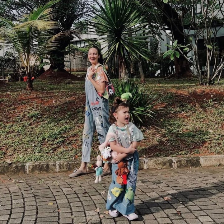 <p>Nadine memang dikenal dengan gaya hidupnya yang ramah lingkungan. Ia membuat baju <em>overall&nbsp;upcycle</em>&nbsp;dari celana jeans lamanya yang dipotong oleh ibundanya, lalu ditempelkan dengan potongan baju lama milik Djiwa.&nbsp;Wah, tetap terlihat kece ya, Bunda. Selain itu, aksesoris Nadine juga hasil daur ulang. "Kalung <em>upcycle,</em> manik-manik dari kalung lamaku dibongkar, lalu dipasang kembali sama Djiwa jadi kalung versi dia," tulis Nadine. (Foto: Instagram @nadinelist)</p>