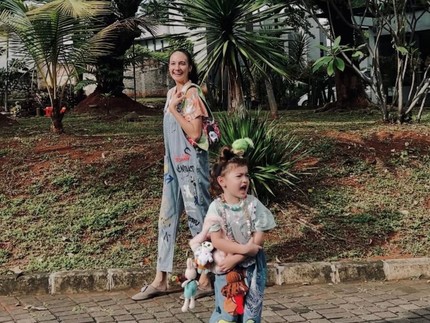 Potret Nadine Chandrawinata & Putrinya Pakai Baju Daur Ulang, Tetap Kece Bun