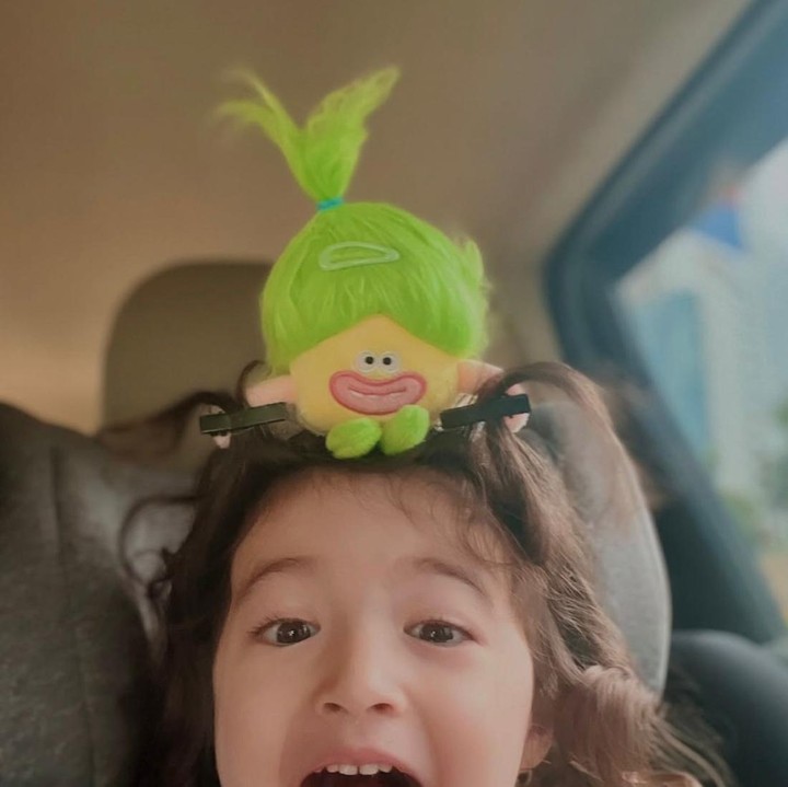 <p>Selain baju, Nadine juga sempat membuatkan bando gemas untuk Djiwa, lho. "Bando, ada yang megangin rambut dia biar ga nutup matanya krn mulai panjang rambutnya," kata Nadine. Bagaimana menurut Bunda? (Foto: Instagram @nadinelist)</p>