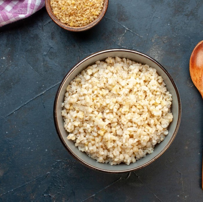Quinoa merupakan biji-bijian bebas gluten yang tinggi protein dan serat, cocok sebagai pengganti nasi untuk menurunkan berat badan. Kandungan nutrisinya membantu menjaga rasa kenyang lebih lama dan menstabilkan gula darah.