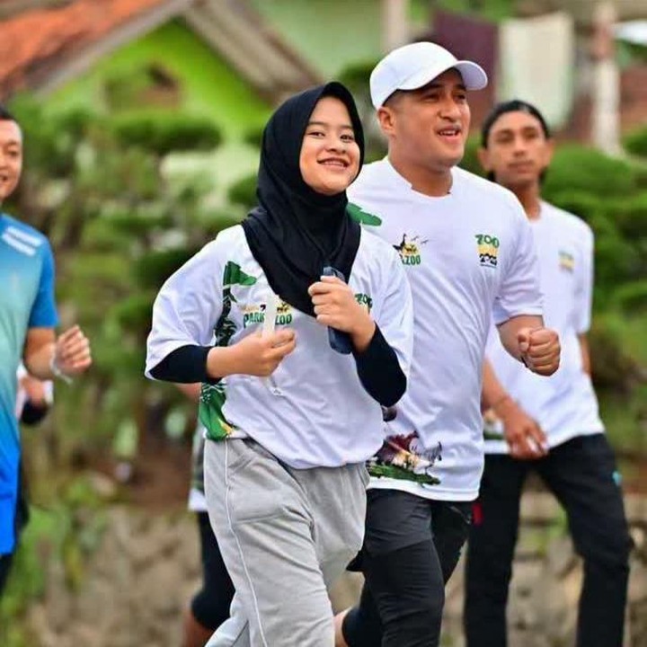 <p>Putri kedua presenter Irfan Hakim, Bhiyan Raina Hakim atau akrab disapa Raina, belakangan mencuri perhatian publik. Seperti sang kakak Aisha yang suka olahraga, Raina juga tampaknya memiliki hobi yang sama. Namun berbeda dengan sang kakak, Raina tampaknya suka olahraga lari. (Foto: Instagram @irfanhakim75)</p>