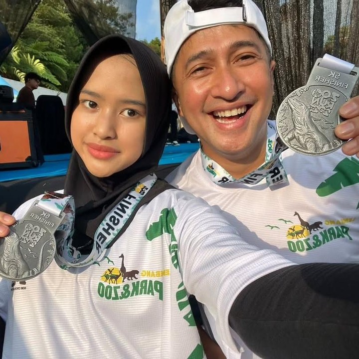 <p>Melalui unggahan di Instagram, Irfan membagikan momen setelah ia dan sang putri mencapai garis finish dan mendapatkan medali. Pria 50 tahun ini mengaku senang bisa ikut lomba lari bersama putrinya Raina. "<em>D</em><em>ay</em> 1 Lari.. di usia 50 nyobain lari kayak orang-orang...hehe ternyata seru. Apalagi ditemenin Raina @rainahakim yang lari nya ngebut banget..kali ini baru 5K. <em>Next</em> coba lagi ah," tulisnya. (Foto: Instagram @irfanhakim75)</p>