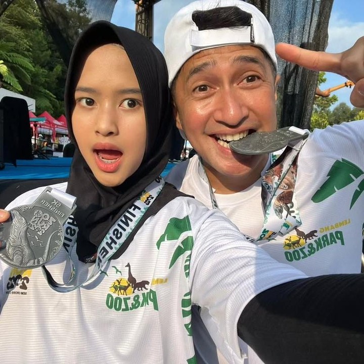 <p>Baru-baru ini, Raina mengikuti lomba lari bersama sang ayah. Lomba lari 5 kilometer (km) yang diselenggarakan di Lembang, Jawa Barat ini berhasil diselesaikan Raina dan Irfan, Bunda. (Foto: Instagram @irfanhakim75)</p>