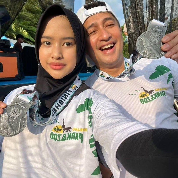 <p>Irfan mengaku bahwa kehadiran Raina di <em>running track</em> kali ini sangat membantunya dalam menyelesaikan lomba. Bagi Irfan, sang putri membuatnya makin semangat mengikuti lomba lari. "Kali ini pergi gak cuma sendiri tapi ditemani Putri tidurku @rainahakim dan Team @dehakims_official jadi makin semangat hehe," ungkapnya. (Foto: Instagram @irfanhakim75)</p>