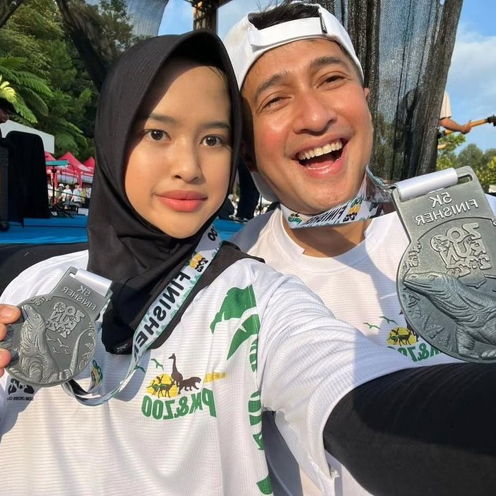 <p>Menurut Irfan, putrinya Raina berlari cukup kencang di lomba ini. Irfan pun mencoba untuk mengejar Raina hingga akhirnya mereka berdua berhasil mencapai garis <em>finish</em> bersama. "Gara-gara ngejar Raina.. tiba-tiba <em>Finish</em> hahahahaha," ujar Irfan. (Foto: Instagram @irfanhakim75)</p>