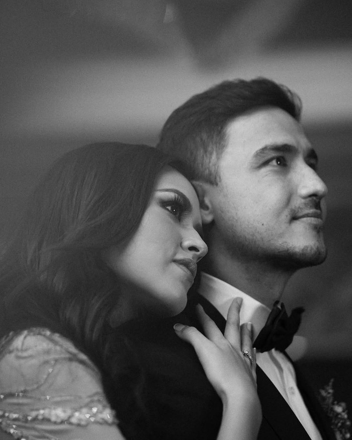 Penyanyi Raisa menggugat cerai suaminya, Hamish Daud. Ini kilas balik perjalanan cinta Raisa dan Hamish Daud selama 8 tahun.