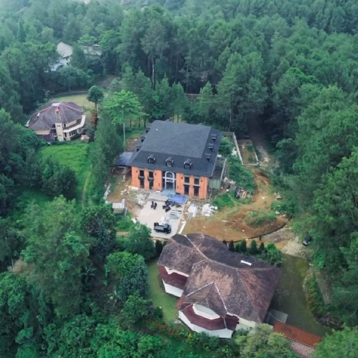 <p>Irwansyah kerap membagikan perjalanannya membangun rumah impian ini di media sosial. Pria 40 tahun ini pertama kali mengungkap pembangunan rumah atau vila tersebut pada awal tahun 2024. Pada 11 April lalu, Zaskia juga sempat membagikan potret rumahnya yang sedang dibangun. Saat itu, Zaskia mengaku sudah tak sabar untuk menempati rumah impiannya bersama keluarga. "<em>Allahumma baarik,</em> Gak sabar pindah bangun tidur liat kuda, kelinci nguurusin <em>hydroponic</em> nerusin papa," ungkap Zaskia. (Foto: Instagram @zaskiasungkar15)</p>