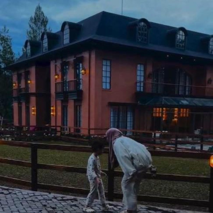 <p>Baru-baru ini, Zaskia membagikan rumah barunya yang dibangun sang suami di akun Instagram. DAlam video singkat yang dibagikan, tampak rumah milik Zaskia dan Irwansyah ini banyak didominasi warna cokelat dengan desain seperti bangunan bergaya klasik ala di luar negeri. (Foto: Instagram @zaskiasungkar15)</p>
