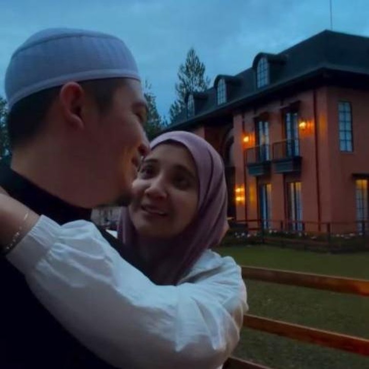 <p>Pasangan Zaskia Sungkar dan Irwansyah baru saja selesai membangun hunian mewah di Bogor, Jawa Barat. Rumah atau vila ini dikelilingi pepohonan hijau yang asri, Bunda. Irwansyah membangun dan mendesain sendiri rumah impian ini untuk keluarganya. (Foto: Instagram @zaskiasungkar15)</p>