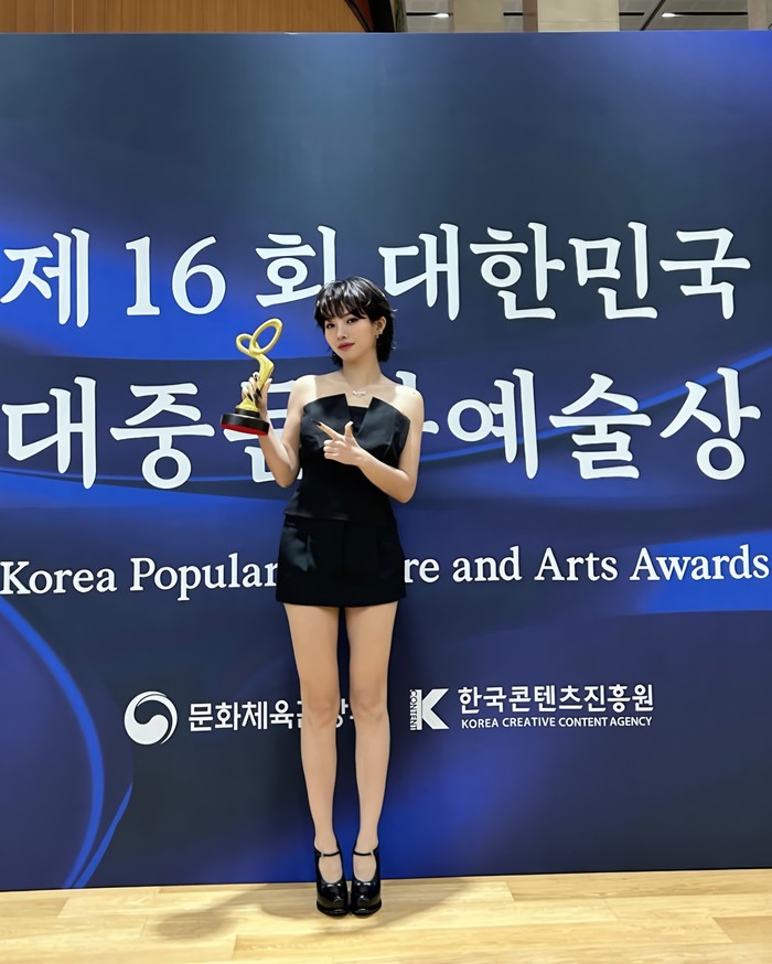 Selebriti terakhir yang mengabadikan kebahagiaan bersama penghargaan yang diberikan pihak kepresidenan adalah Jeon So Yeon yang mewakili i-dle atas penghargaan Minister of Culture, Sports, and Tourism’s Commendation./ Foto: instagram.com/i_dle_official